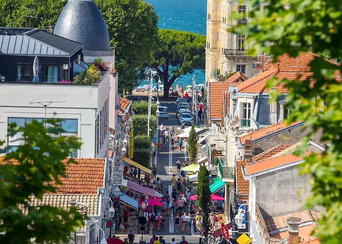 Maison Familiale à : 3 Chambres, Jardin Sous Les Pins, Wifi Fibre, Proche Et Centre - Fr-1-420-145 * Arcachon